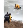 【海外の反応】「薄氷の上の救出劇」凍結した川に落ちた犬を救え！