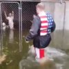 【海外の反応】ハリケーンでケージに閉じ込められた犬たちを救出するアメリカン・ヒーロー