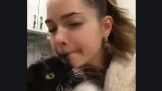【海外の反応】人気モデルのしつこすぎるイタズラに対する猫の反応
