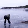 凍った湖に落ちたヘラジカの救出に「あまりにも無謀な方法」で挑むお姉さん